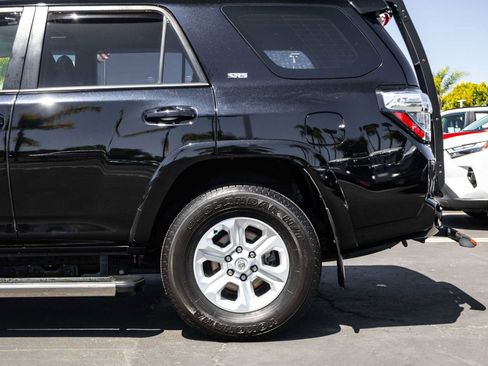 Used 2022 Toyota 4Runner SR5 Premium w/ Moonroof Package RWD image 9