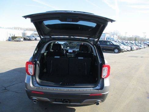 Used 2021 Ford Explorer XLT w/ Equipment Group 202A image 7