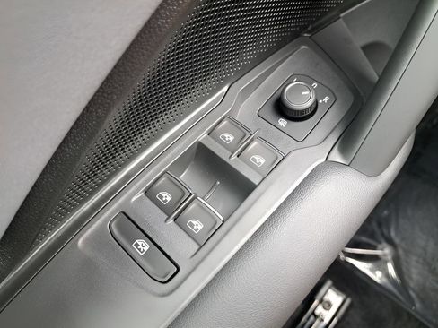 New 2025 Volkswagen Tiguan SE FWD image 26