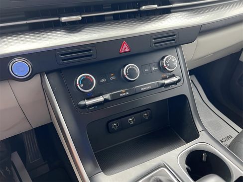 Used 2022 Kia Carnival LX image 16