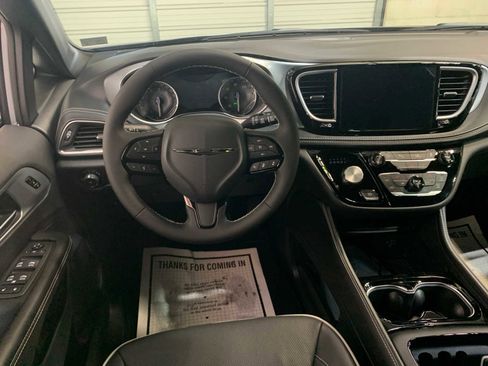 New 2026 Chrysler Pacifica Limited image 4