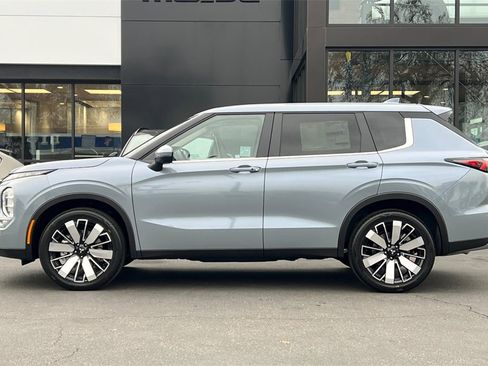 New 2026 Mitsubishi Outlander SE image 8