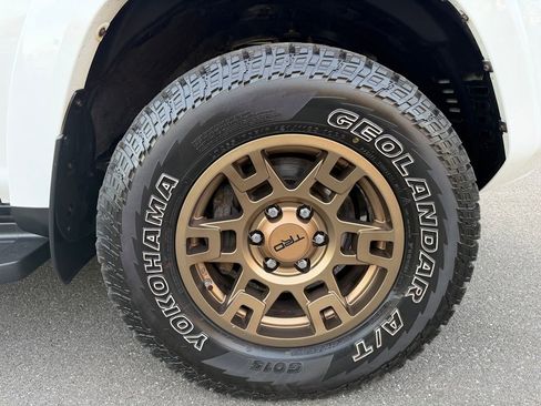 Used 2020 Toyota 4Runner SR5 AWD/4WD image 33