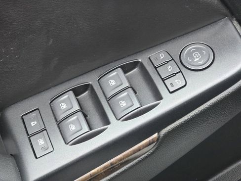 Used 2019 Chevrolet Suburban LT RWD image 25
