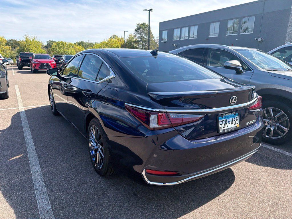 Used 2025 Lexus ES 300h Ultra Luxury FWD image 10