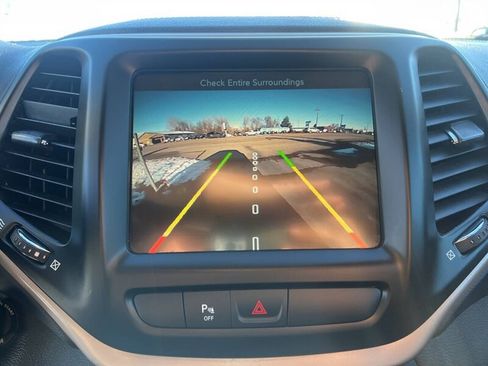 Used 2018 Jeep Cherokee Latitude AWD/4WD image 10