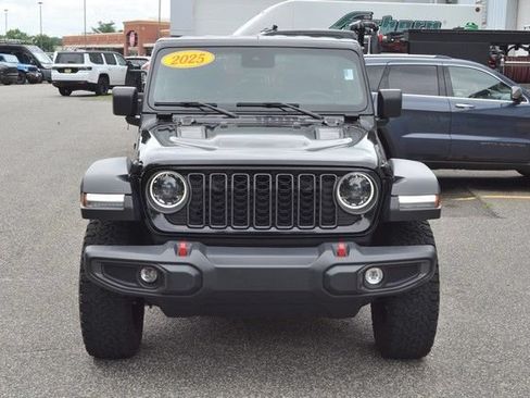 Used 2025 Jeep Wrangler Unlimited Rubicon AWD/4WD image 3