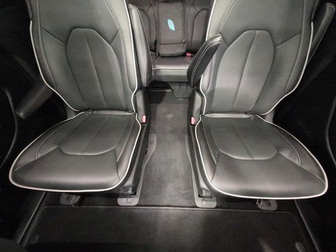 Used 2025 Chrysler Pacifica Premium FWD image 25