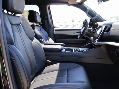 New 2025 Jeep Wagoneer L Series II w/ Premium Group I image 9