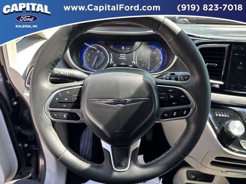 Used 2023 Chrysler Pacifica Touring-L FWD image 23
