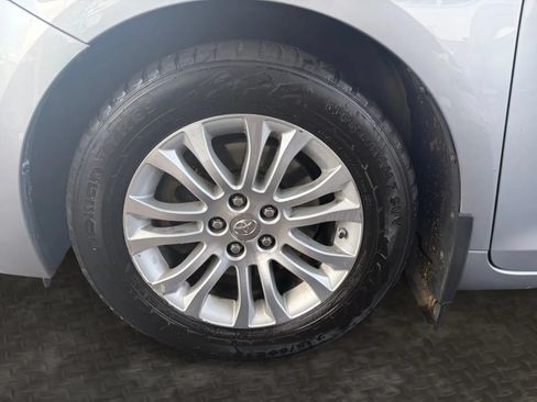 Used 2015 Toyota Sienna XLE Premium w/ Four Season Floor Mat Package FWD image 37