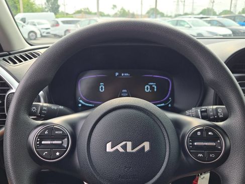 Used 2025 Kia Soul LX w/ LX Technology Package FWD image 31