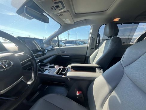 Used 2024 Toyota Sienna XLE image 10
