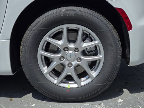 New 2027 Chrysler Pacifica Select FWD image 17