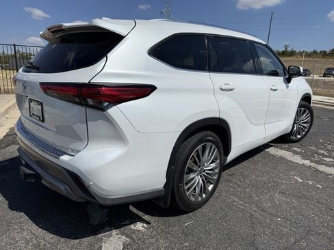 Used 2022 Toyota Highlander Platinum image 3