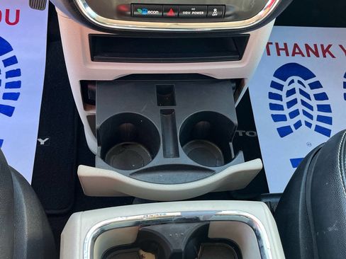 Used 2011 Chrysler Town & Country Touring-L image 23