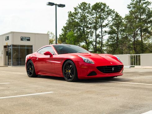 Used 2017 Ferrari California T image 14