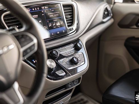 Used 2023 Chrysler Pacifica Touring-L FWD image 17