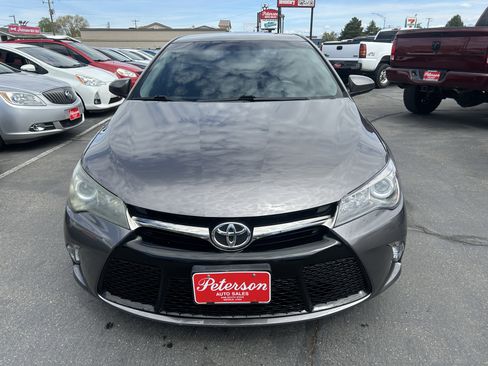 Used 2017 Toyota Camry SE image 3