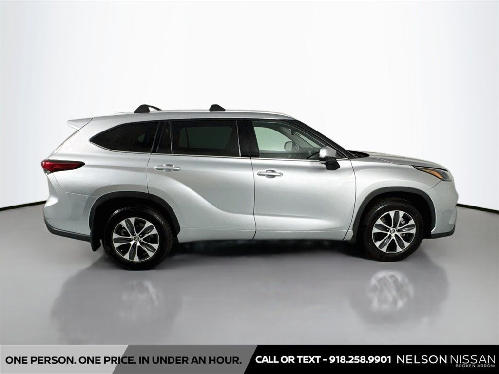 Used 2022 Toyota Highlander XLE AWD/4WD image 4