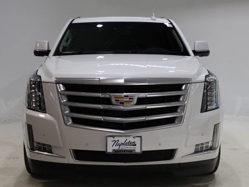 Used 2019 Cadillac Escalade ESV Luxury AWD/4WD image 2