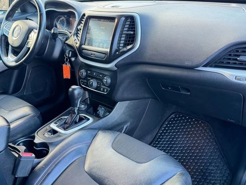 Used 2017 Jeep Cherokee Trailhawk w/ Cold Weather Group image 32