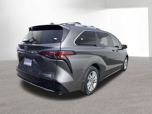 Used 2023 Toyota Sienna Platinum image 37