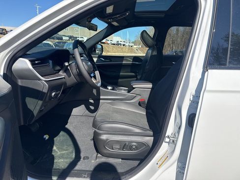 New 2026 Jeep Grand Cherokee Altitude AWD/4WD image 19