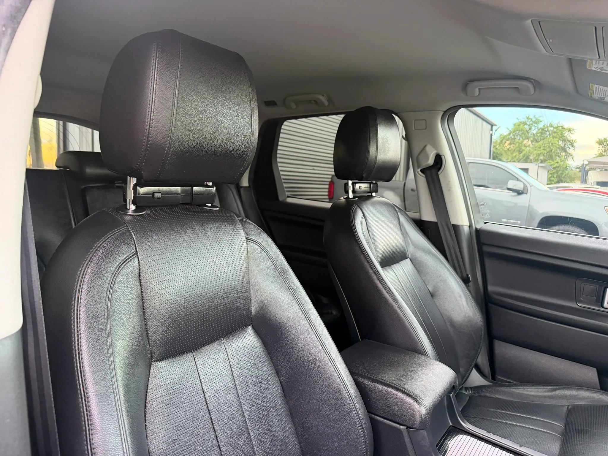 Used 2018 Land Rover Discovery Sport SE AWD/4WD image 33