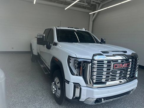 Used 2024 GMC Sierra 3500 Denali AWD/4WD image 4
