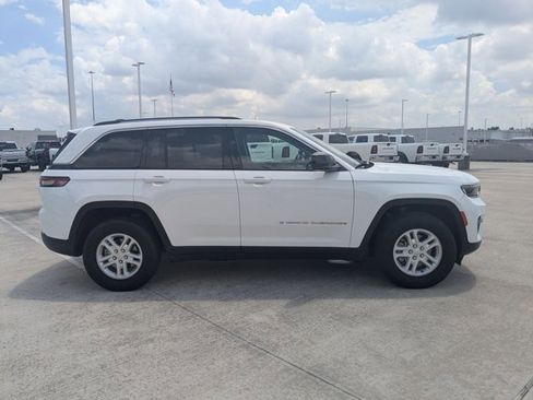 Used 2024 Jeep Grand Cherokee Laredo RWD image 4