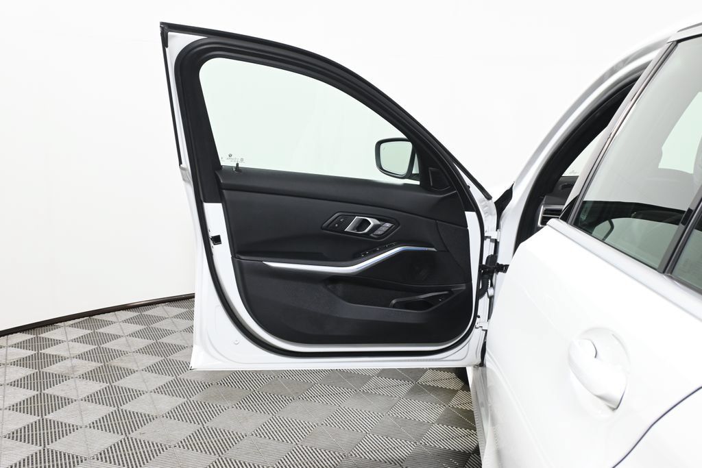 Used 2025 BMW 330i xDrive Sedan w/ Convenience Package AWD/4WD image 23