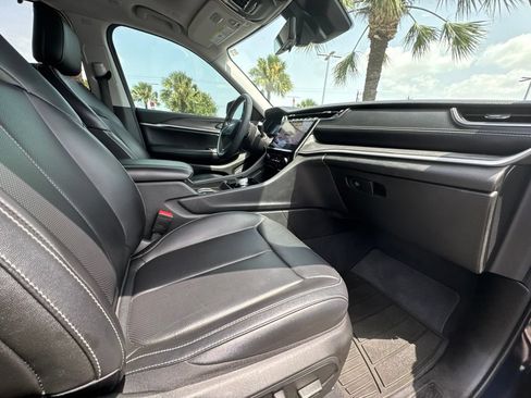 Used 2023 Jeep Grand Cherokee Limited w/ Luxury Tech Group II RWD image 23