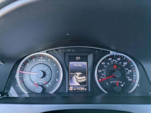 Used 2016 Toyota Camry SE image 11