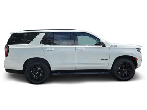 Used 2022 Chevrolet Tahoe Z71 w/ Luxury Package AWD/4WD image 2