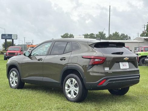 Used 2024 Chevrolet Trax LS FWD image 9