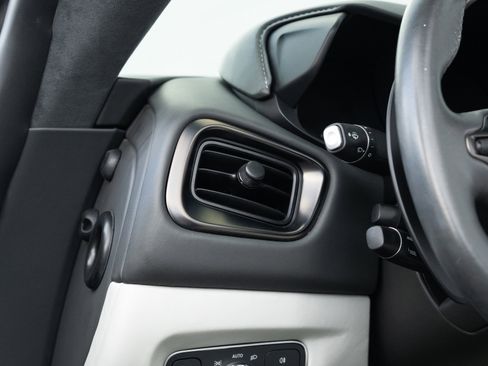 Used 2023 Aston Martin V8 Vantage V8 image 42