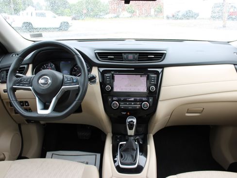 Used 2019 Nissan Rogue SV w/ Sun & Sound Touring Package AWD/4WD image 17