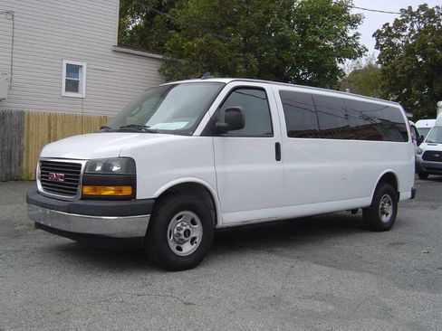 Used 2018 GMC Savana 3500 LT w/ LT Preferred Equipment Group RWD image 2