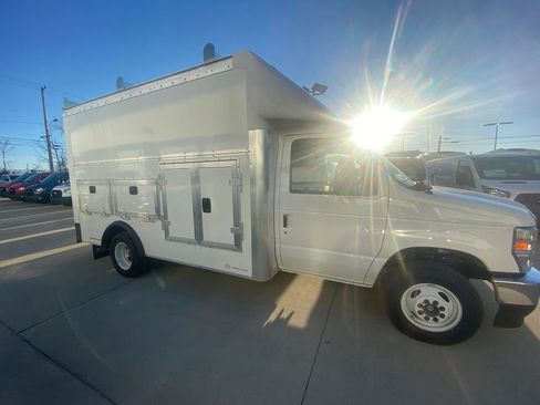 New 2026 Ford E-450 and Econoline 450 Super Duty w/ Power Equipment Group RWD image 9