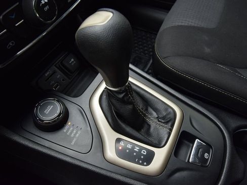 Used 2015 Jeep Cherokee Latitude w/ Cold Weather Group AWD/4WD image 19