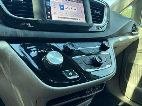 Used 2022 Chrysler Voyager LX FWD image 17