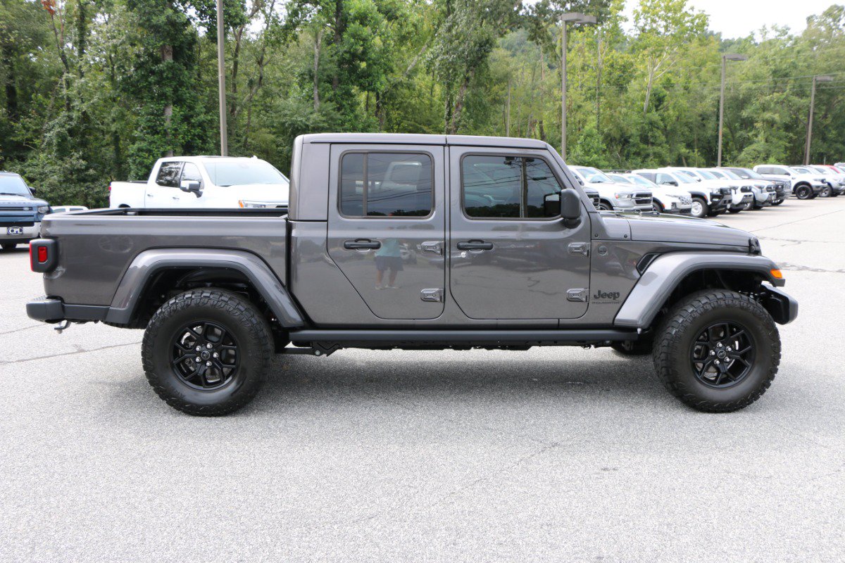 Used 2025 Jeep Gladiator Sport AWD/4WD image 9