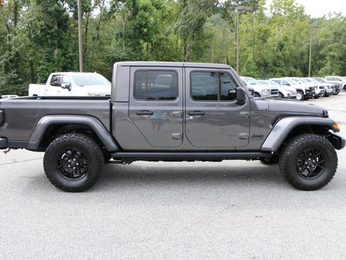 Used 2025 Jeep Gladiator Sport AWD/4WD image 9