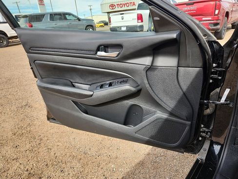 Used 2024 Nissan Altima 2.5 SV image 13