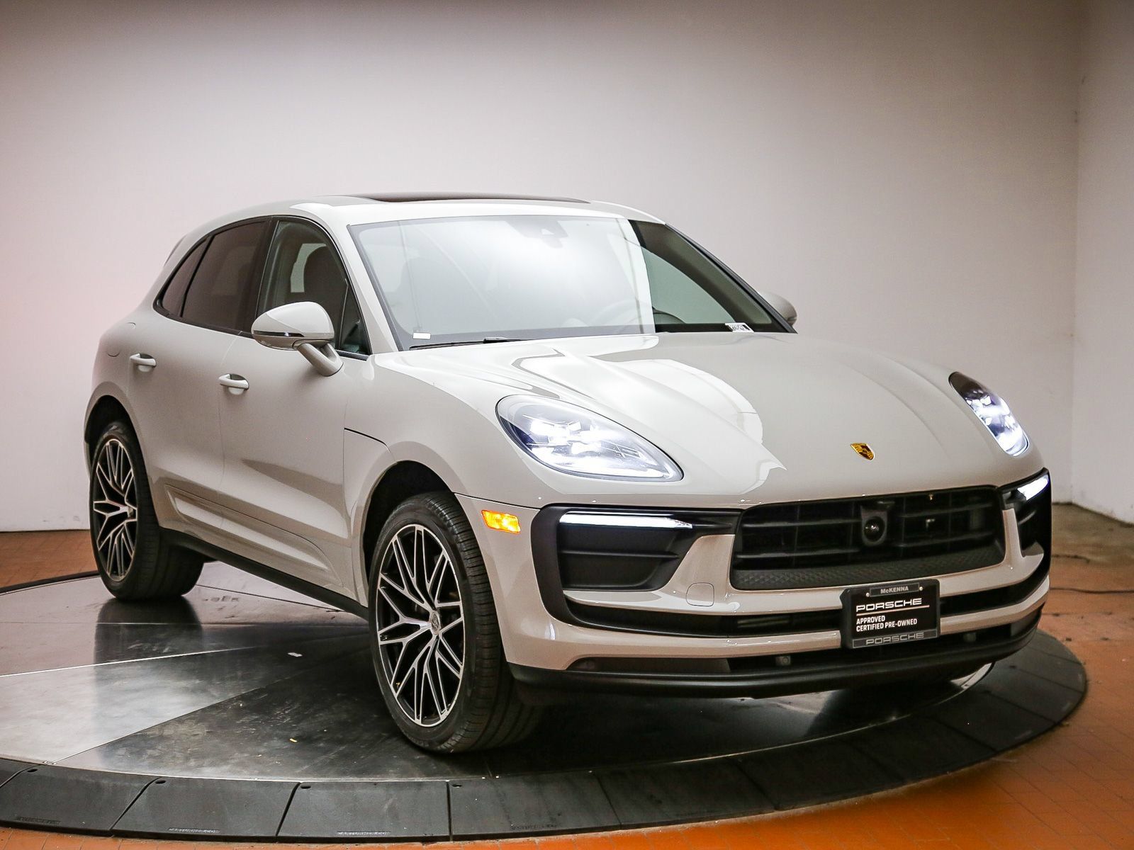 Certified 2026 Porsche Macan AWD/4WD image 4