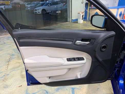 Used 2018 Chrysler 300 Touring L AWD/4WD image 17