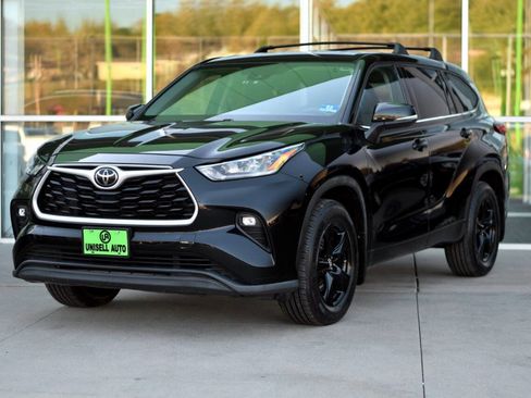 Used 2020 Toyota Highlander LE image 3