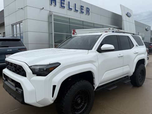 Used 2025 Toyota 4Runner SR5 AWD/4WD image 3