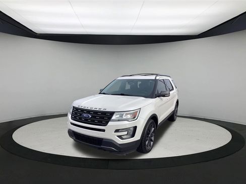 Used 2017 Ford Explorer XLT w/ XLT Appearance Package AWD/4WD image 4